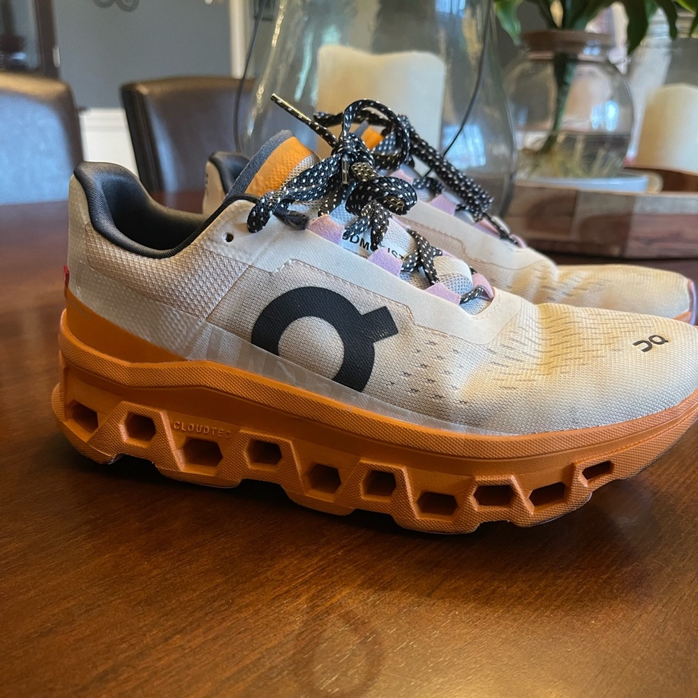 On Cloudmonster Running Shoes size 6. Used like new. Only used on indoor running